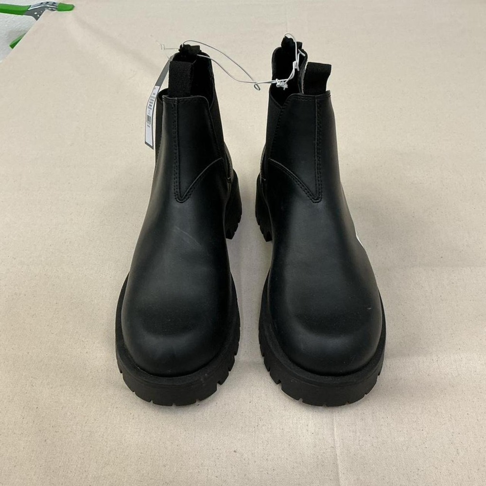 Universal Thread black chunky Chelsea boots
